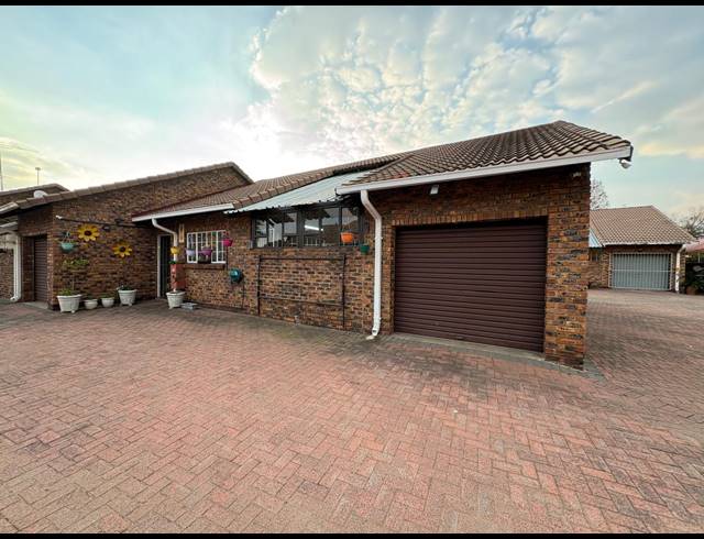 2 BEDROOM TOWNHOUSE FOR SALE IN ARCON PARK